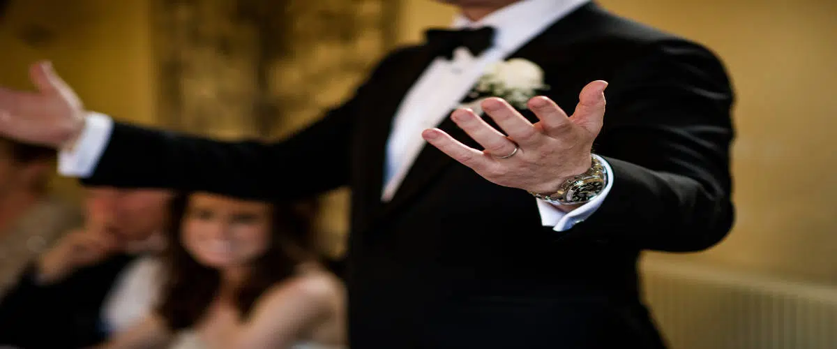 Choisir un proche comme officiant, fausse bonne idée ?