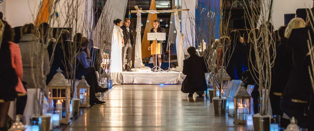 Décoration pour une cérémonie laïque de mariage en intérieur